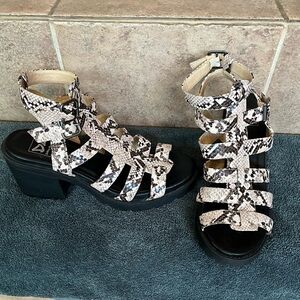 NWOT Dirty Laundry platform Roman style sandals, snakeskin pattern